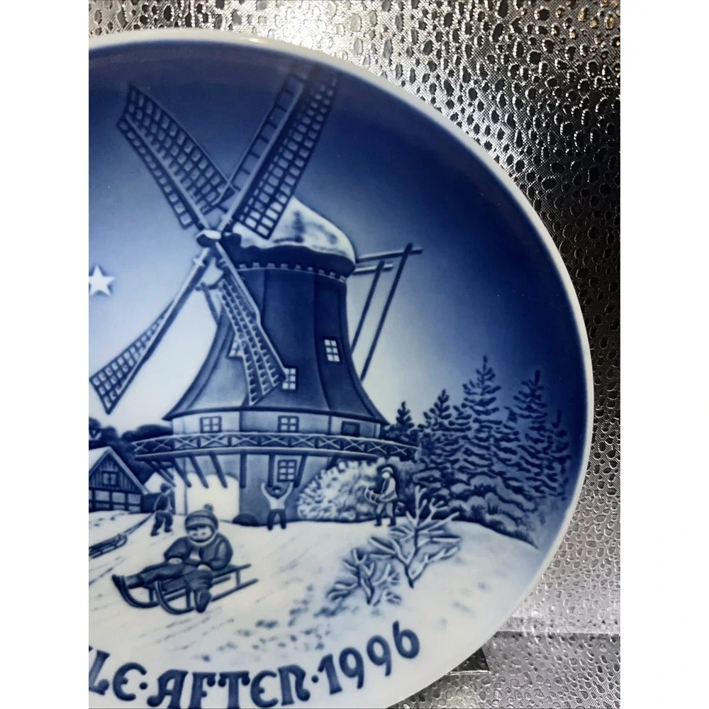 1966 Royal Copenhagen Collector's Christmas Plate‎ – Home for Christmas